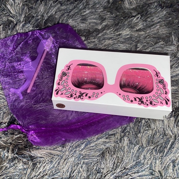 Eyelashes - Picture 2 of 3